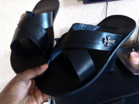 BLACK LEATHER SLIPPERS.